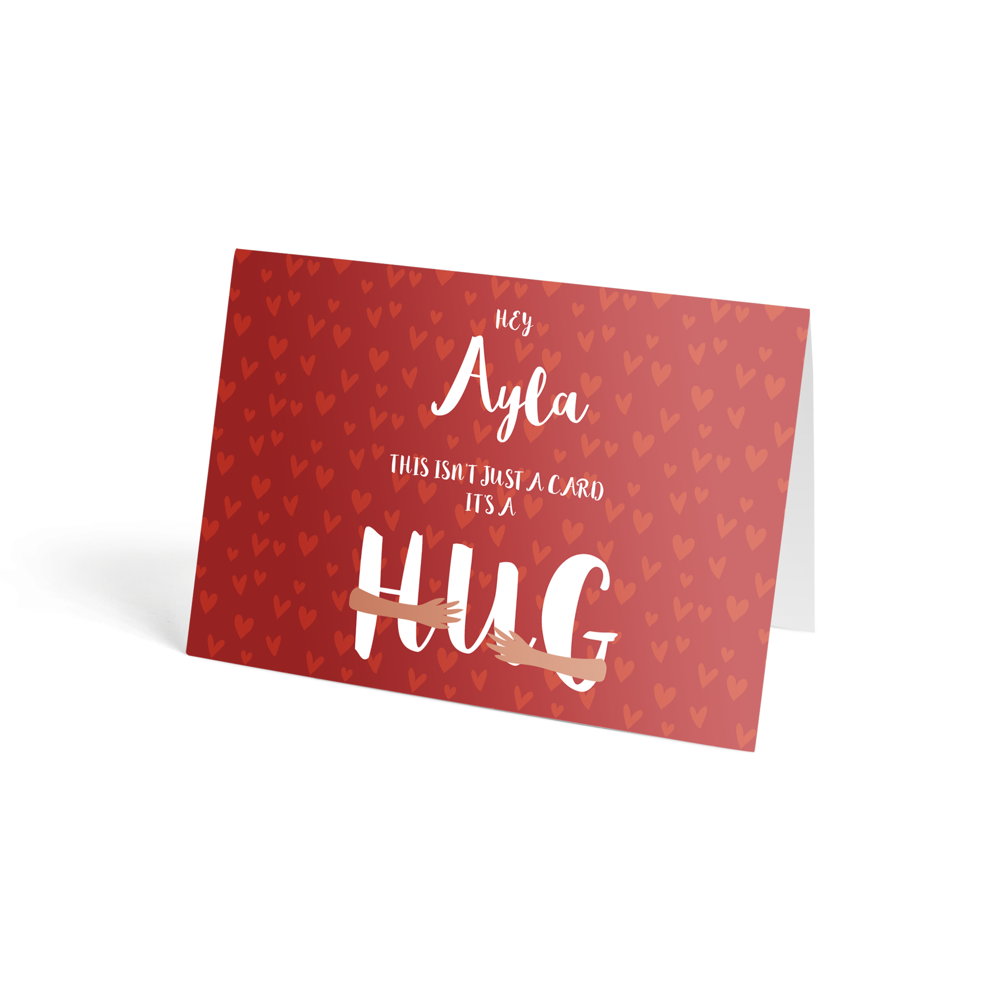 Carte postale imprimée avec un fond de cœurs rouges et le texte personnalisé Ayla ce nest pas juste une carte cest un câlin.
