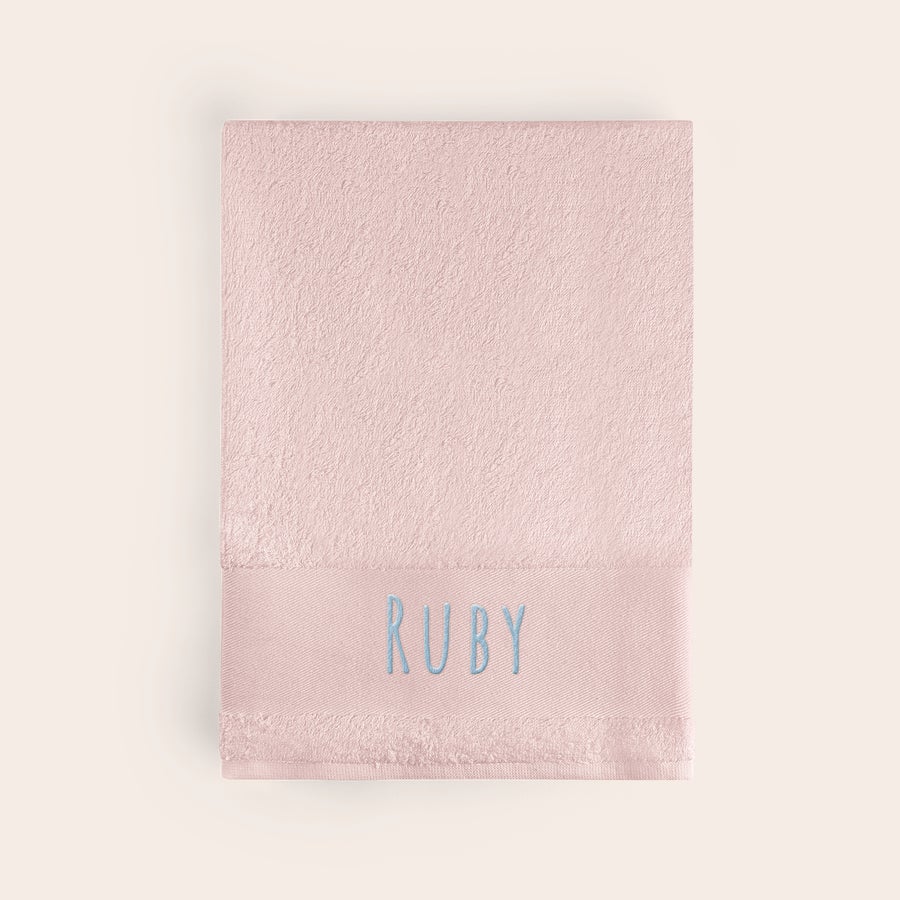 Toalla con texto Toalla rosa personalizada con el nombre "Ruby" bordado en azul, una preciosa toalla con nombre.