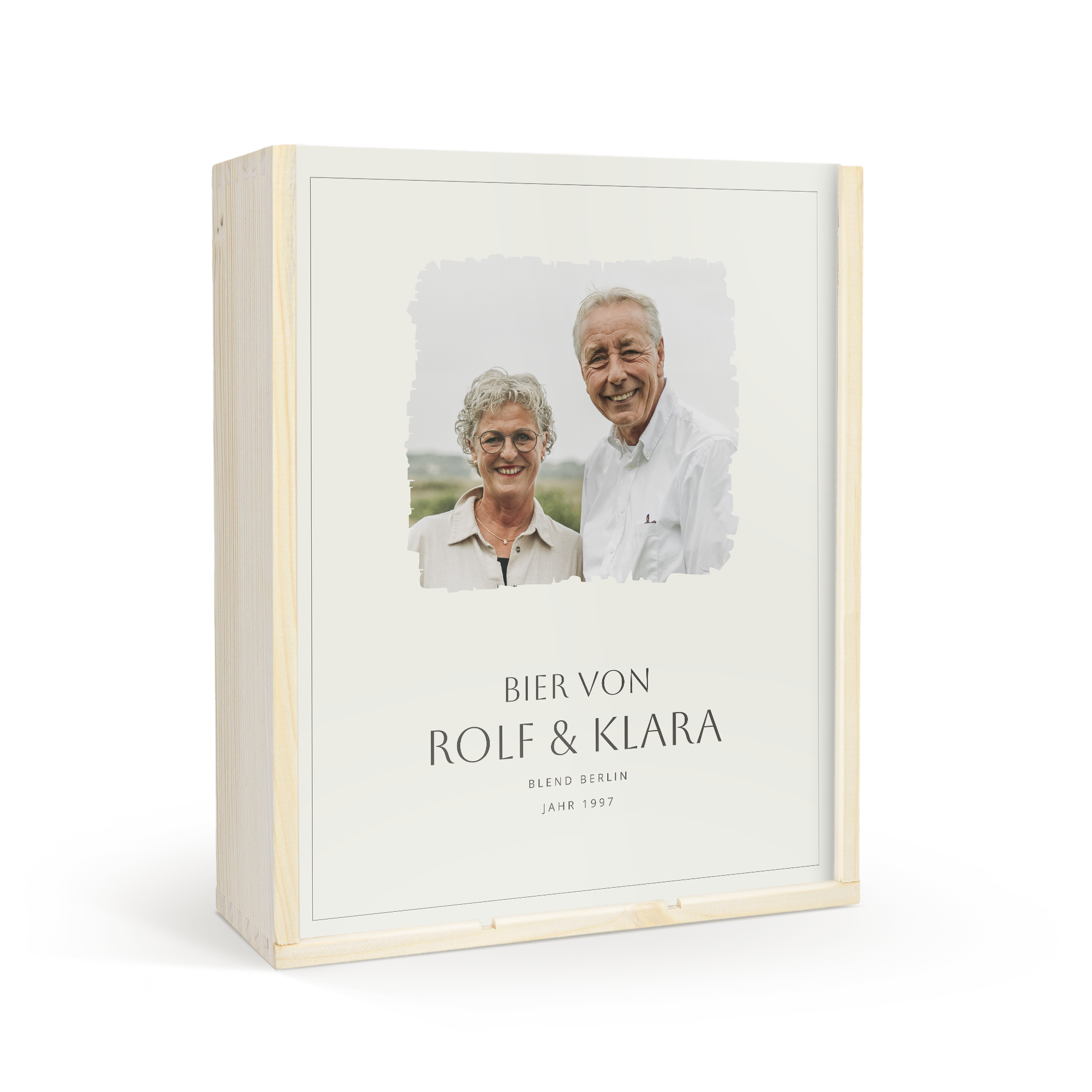Eine Weinkiste mit Foto für 3 Flaschen, bedruckt mit einem lächelnden Paar, Namen Rolf & Klara und dem Text Jahr 1997.