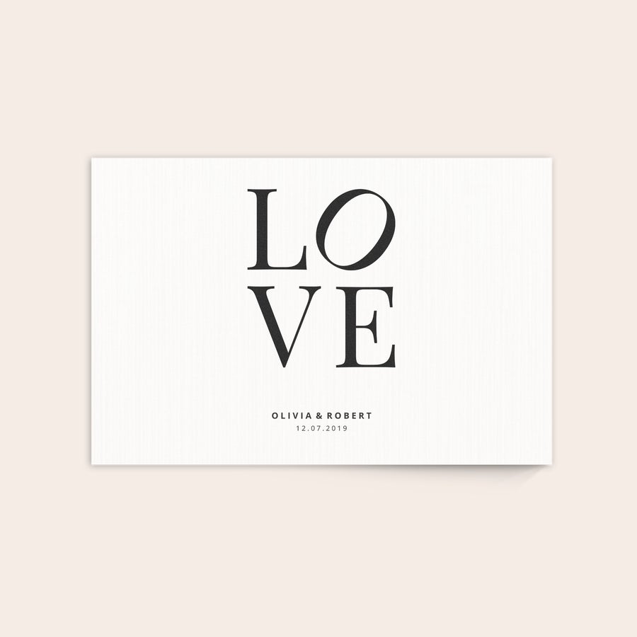 Puinen valokuvataulu Puinen paneeli painatuksella, jossa "LOVE" teksti ja päivämäärä, luo suosikkikuvasi sisustuselementiksi.