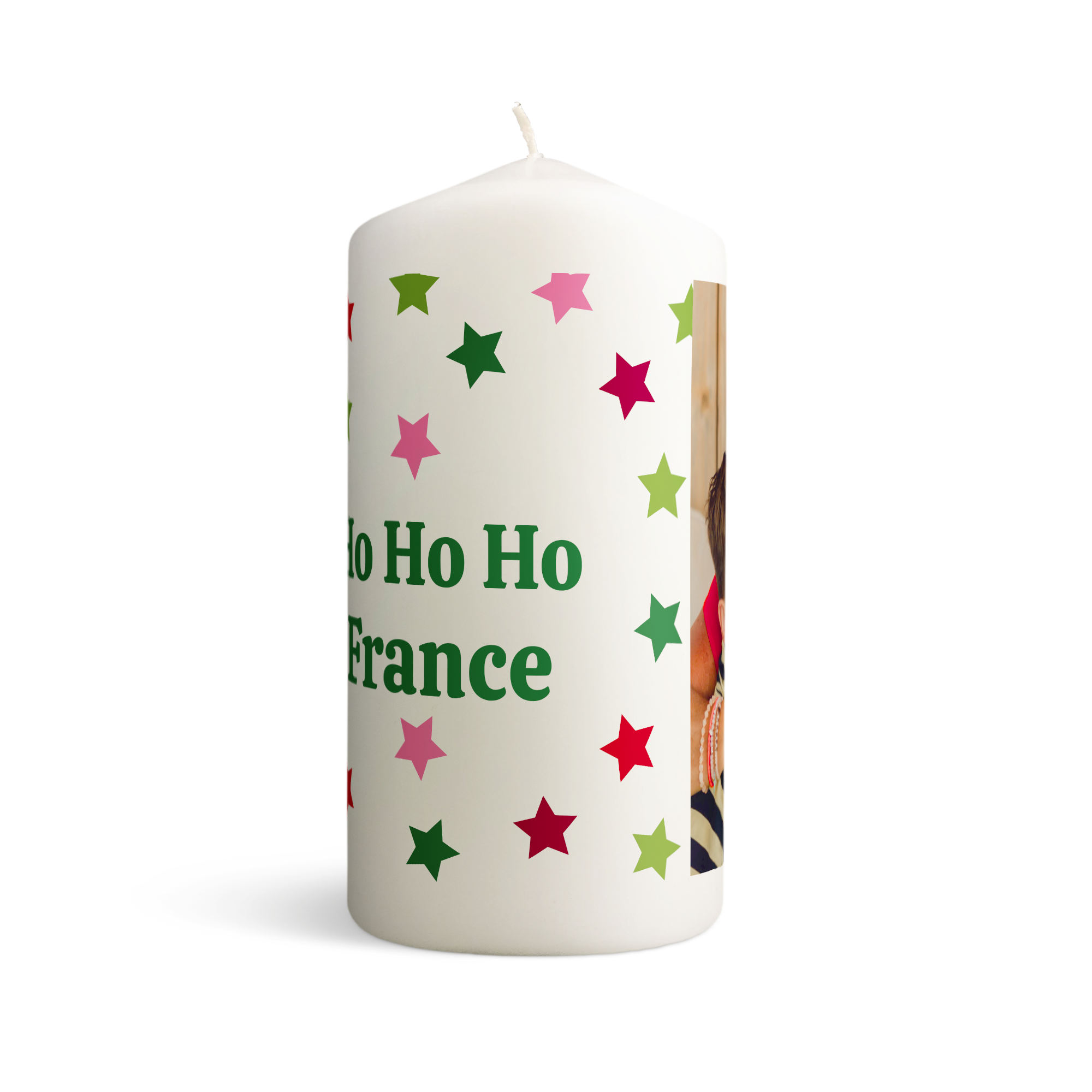 Bougie personnalisée blanche avec photo et texte Ho Ho Ho France, décorée d'étoiles vertes, roses et rouges, idéale pour une décoration d'intérieur originale.