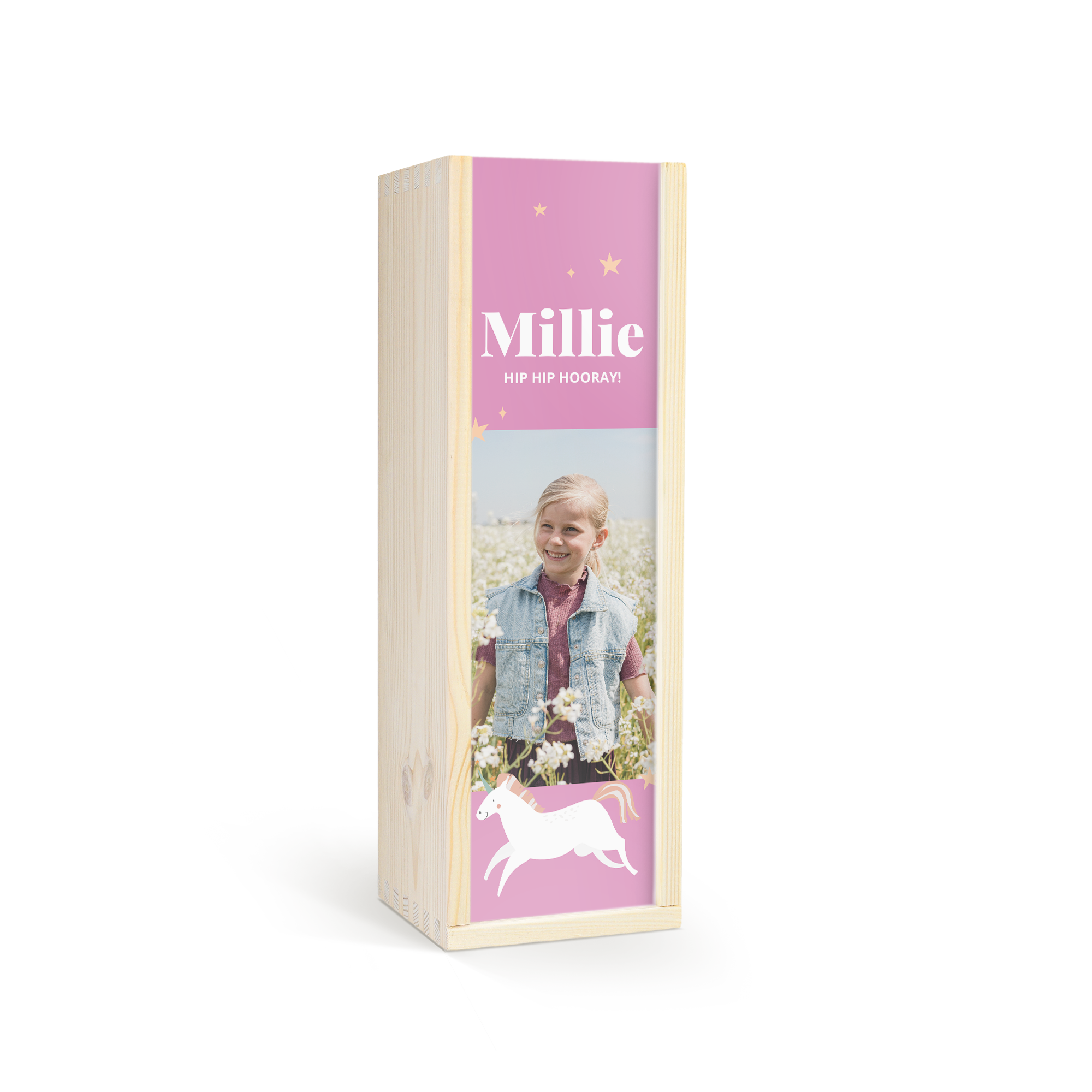 Caja de madera con foto impresa personalizada de niña, nombre "Millie", unicornio y la frase "Hip Hip Hooray!". ¡Sorprende a los más pequeños de la casa con un champán sin alcohol personalizado!