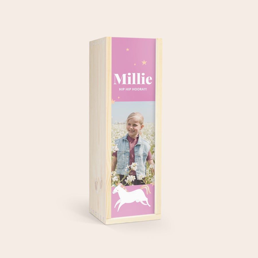 Barnbubblor med egen etikett Alkoholfria barnbubblor i personligt träfodral med flickan Millie, enhörning och texten "HIP HIP HOORAY!"