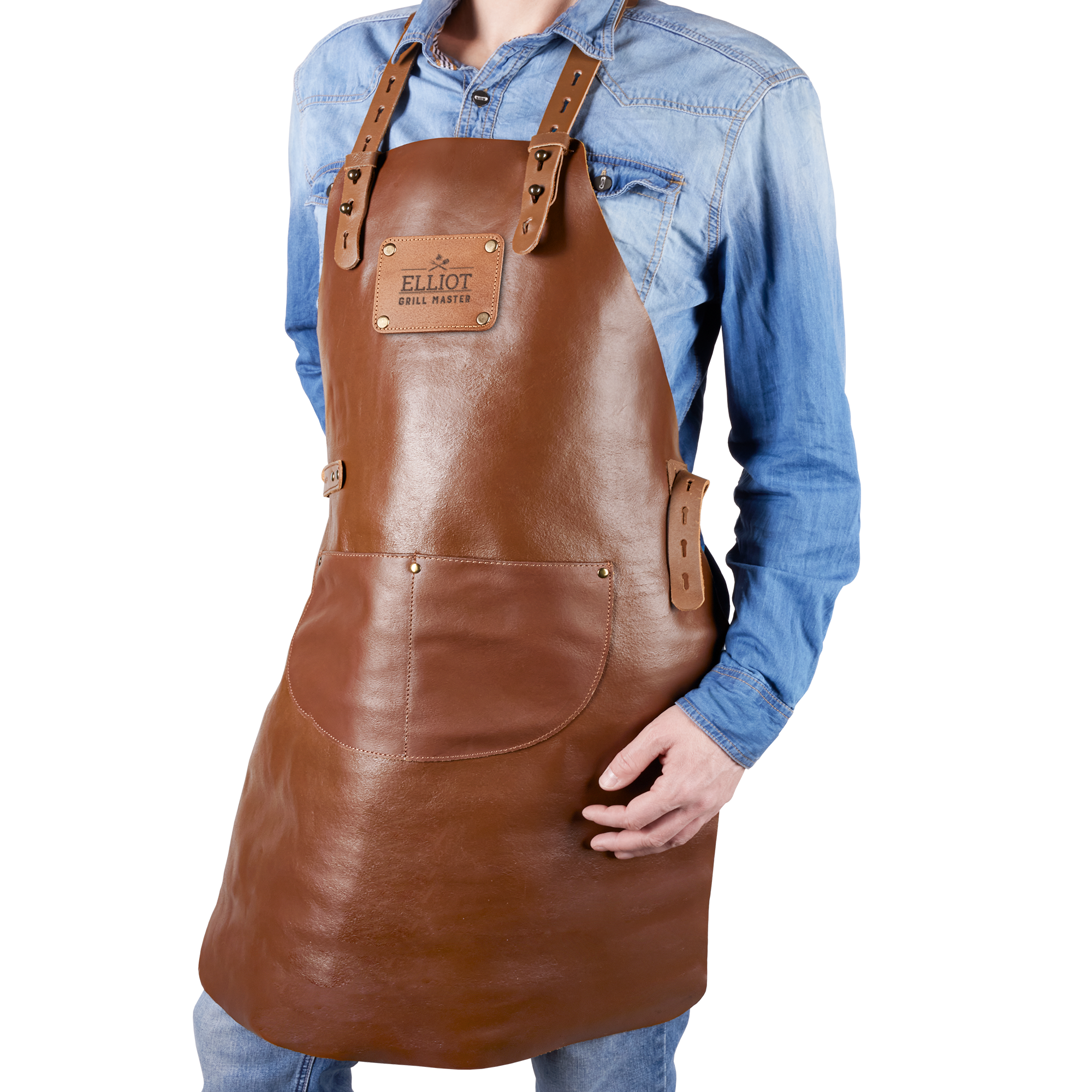 Șorț din piele maro, personalizat prin gravură cu numele "ELLIOT GRILL MASTER" pe o cataramă cusută.