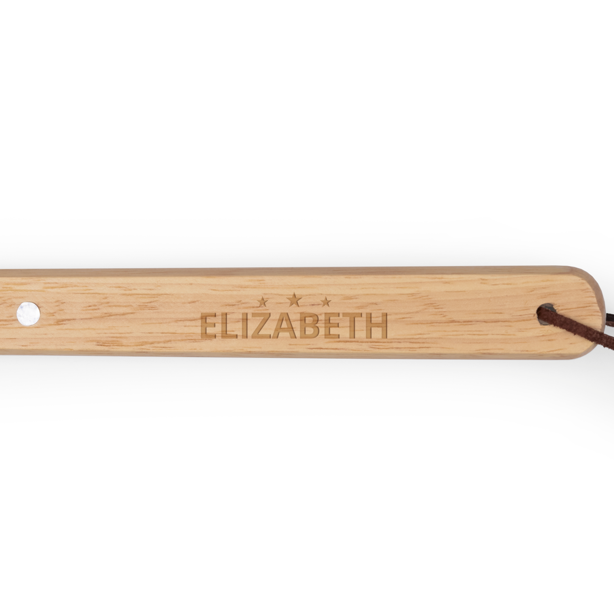 Personlig grillspade i ljust trä graverad med namnet ELIZABETH och tre stjärnor, perfekt för grillentusiasten.