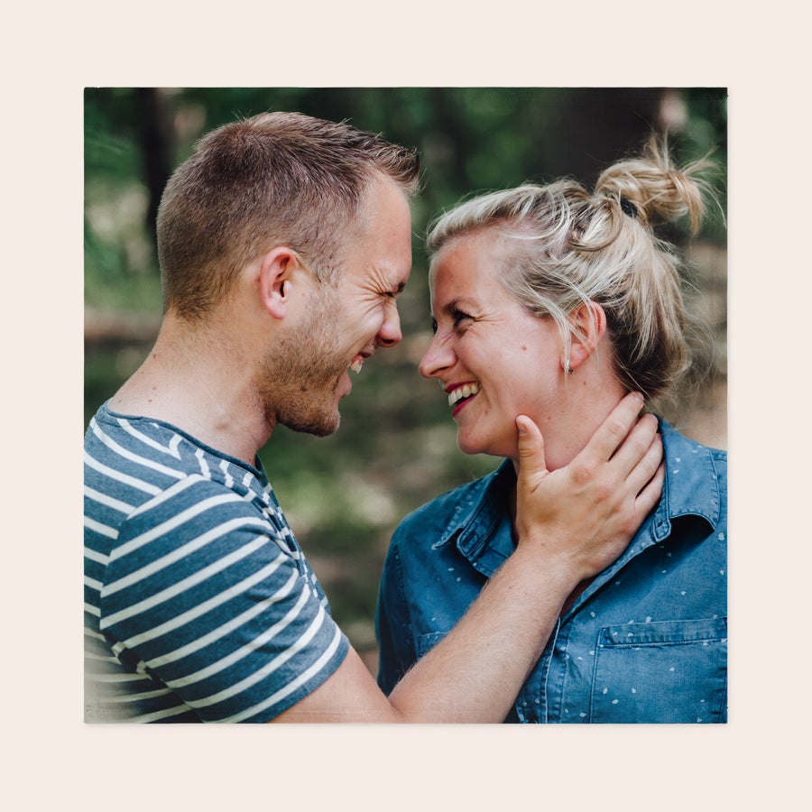 Guardanapos personalizados Guardanapo branco com foto impressa de um casal sorrindo. Definir a mesa torna-se uma festa com guardanapos impressos exclusivos.