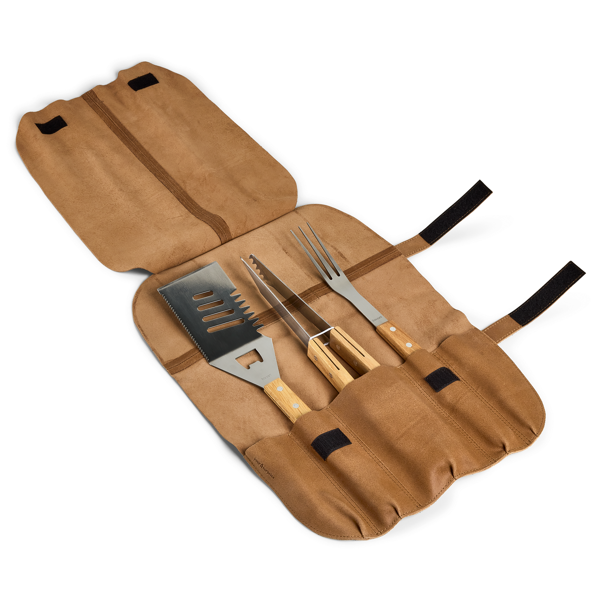 Praktiskt grillset med grillspade, tång och gaffel i läderfodral ingraverat med text