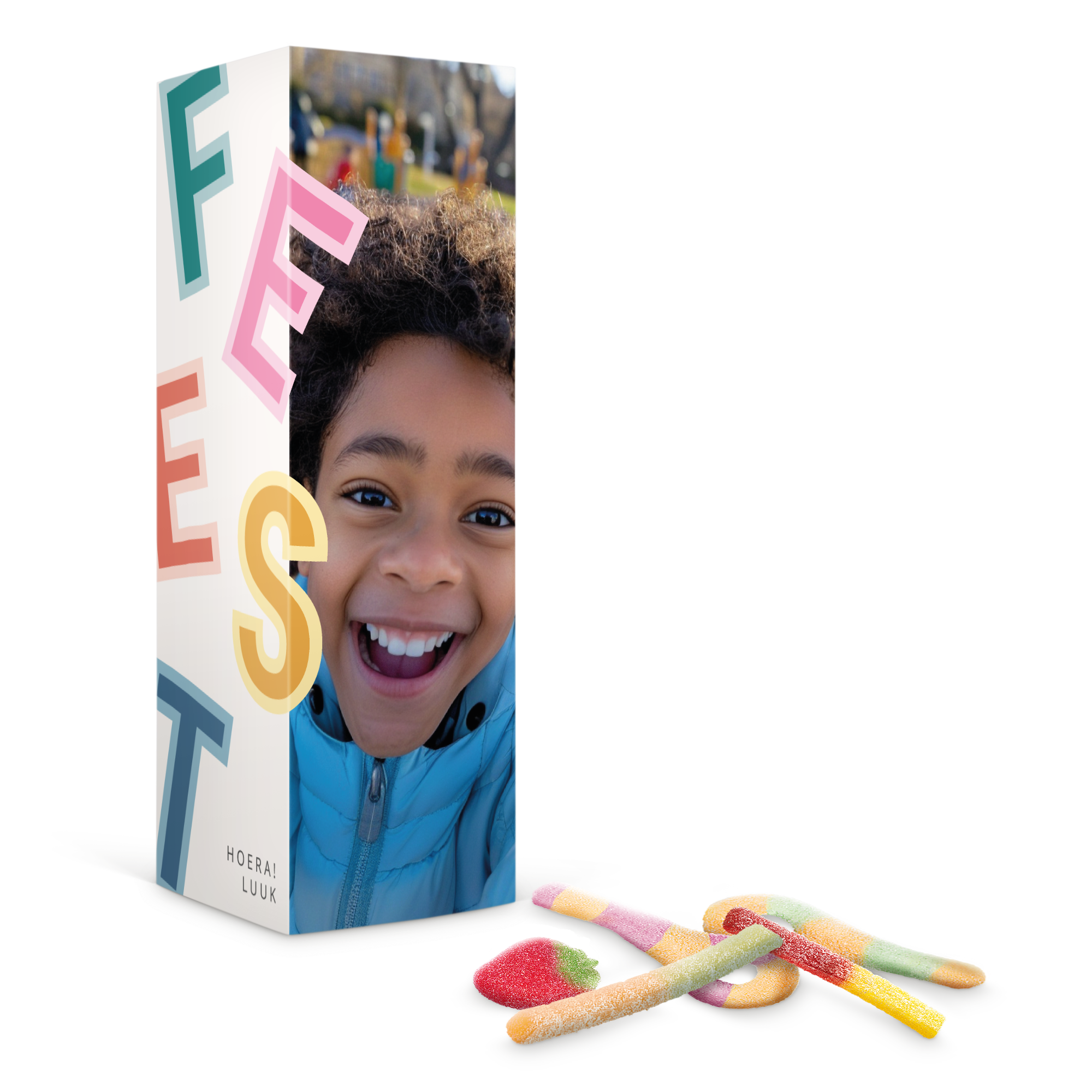 Gepersonaliseerde giftbox met foto van een lachende jongen en de tekst HOERA! LUUK, gevuld met magische snoepmix.