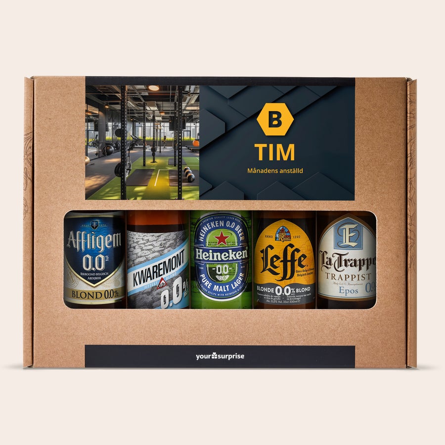 Personliga Öl presentset Personligt alkoholfritt ölset med fem flaskor, designad låda tryckt med foto av ett gym och texten Tim Månadens anställd