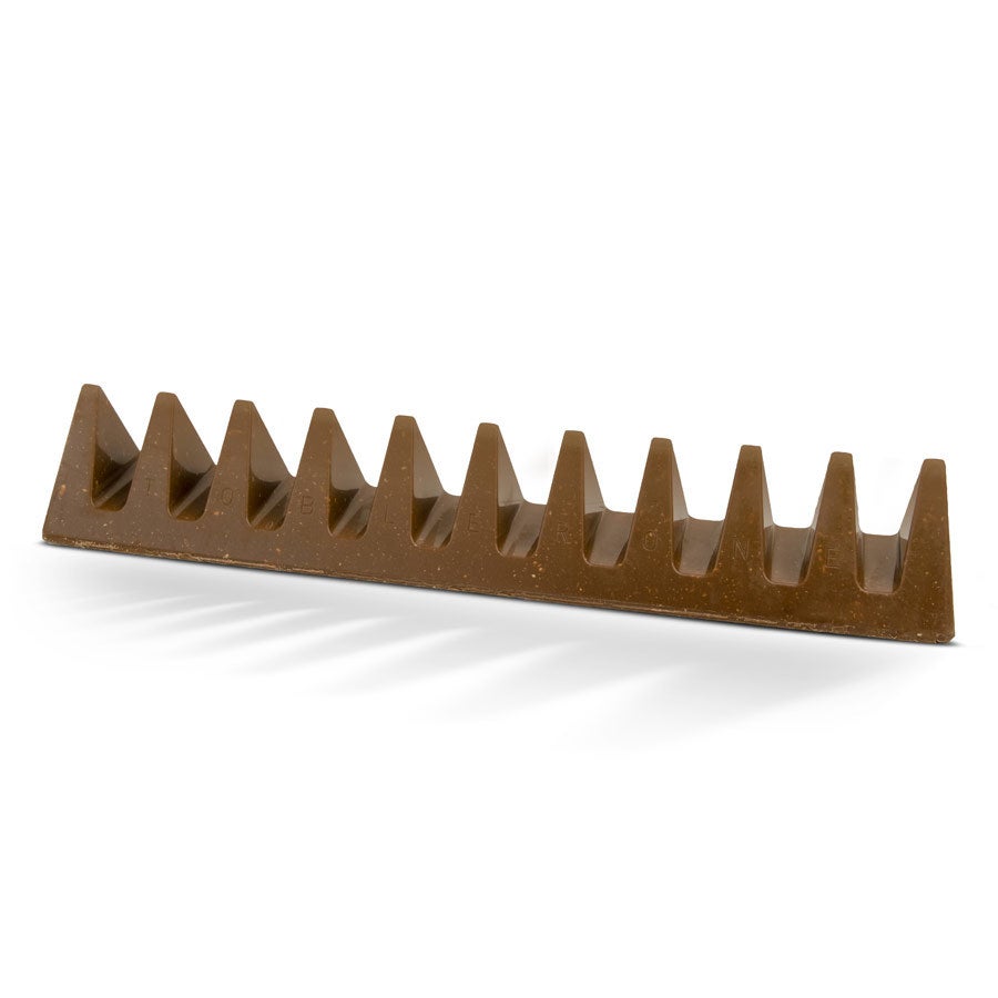 Einzelne personalisierte Toblerone Schokolade mit dem Namen "TOBLERONE" in jedem Dreieck des Riegels gedruckt