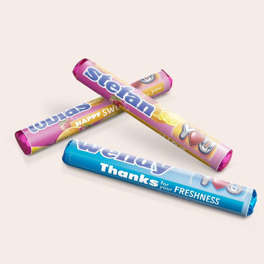 Mentos Giftbox Drie gepersonaliseerde rolletjes Mentos met namen als Stefan en Wendy en teksten als Happy Sweetness, gedrukt in levendige kleuren.