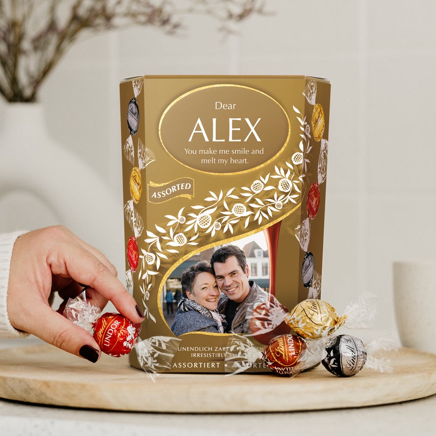 Scatola regalo di cioccolato Lindt Scatola di cioccolatini Lindt dorata personalizzata con foto di coppia e testo "Dear Alex", perfetta per gli amanti del cioccolato.
