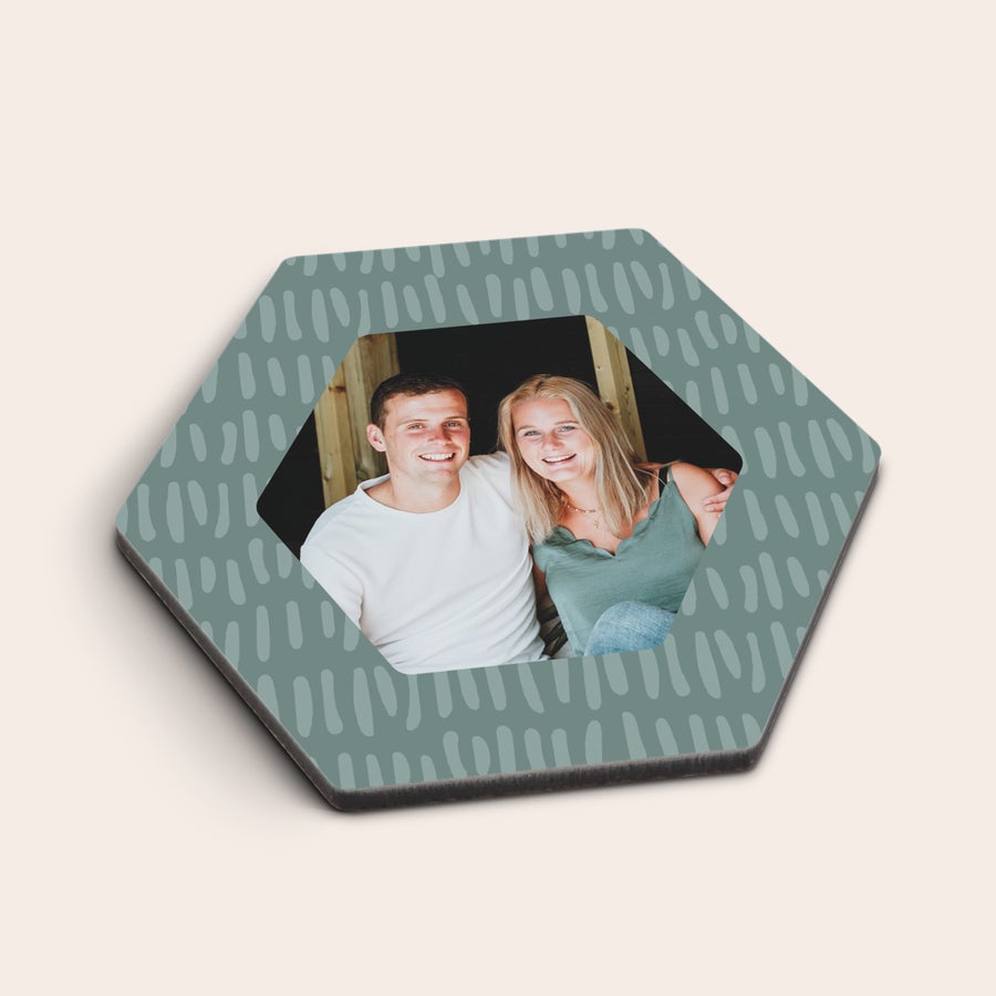Coasters Personlig bordskåner med trykt foto af et par, der smiler, dekoreret med et abstrakt mønster.