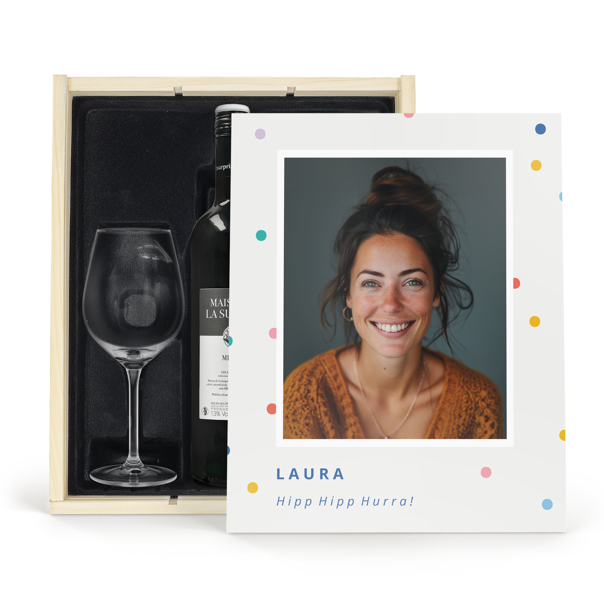 Maison de la Surprise Merlot in personalisierter Holzkiste mit Gläsern, bedruckt mit Foto von Laura und Text "Hipp Hipp Hurra".