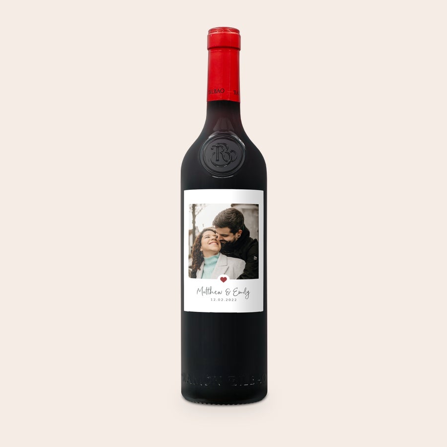 Vino Ramon Bilbao Crianza Botella de Ramon Bilbao Gran Crianza con etiqueta fotográfica personalizada con una pareja y la fecha 12.02.2022.