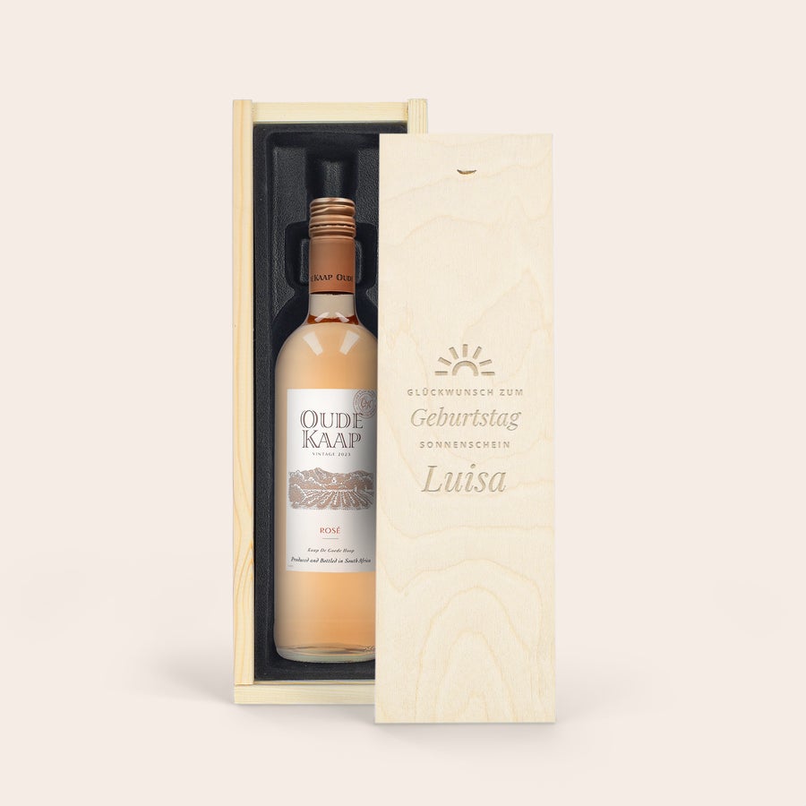 Oude Kaap Rosé personalisieren Eine Flasche Oude Kaap Rosé Wein in Holzkiste mit deiner Gravur "Glückwunsch zum Geburtstag Sonnenschein Luisa"
