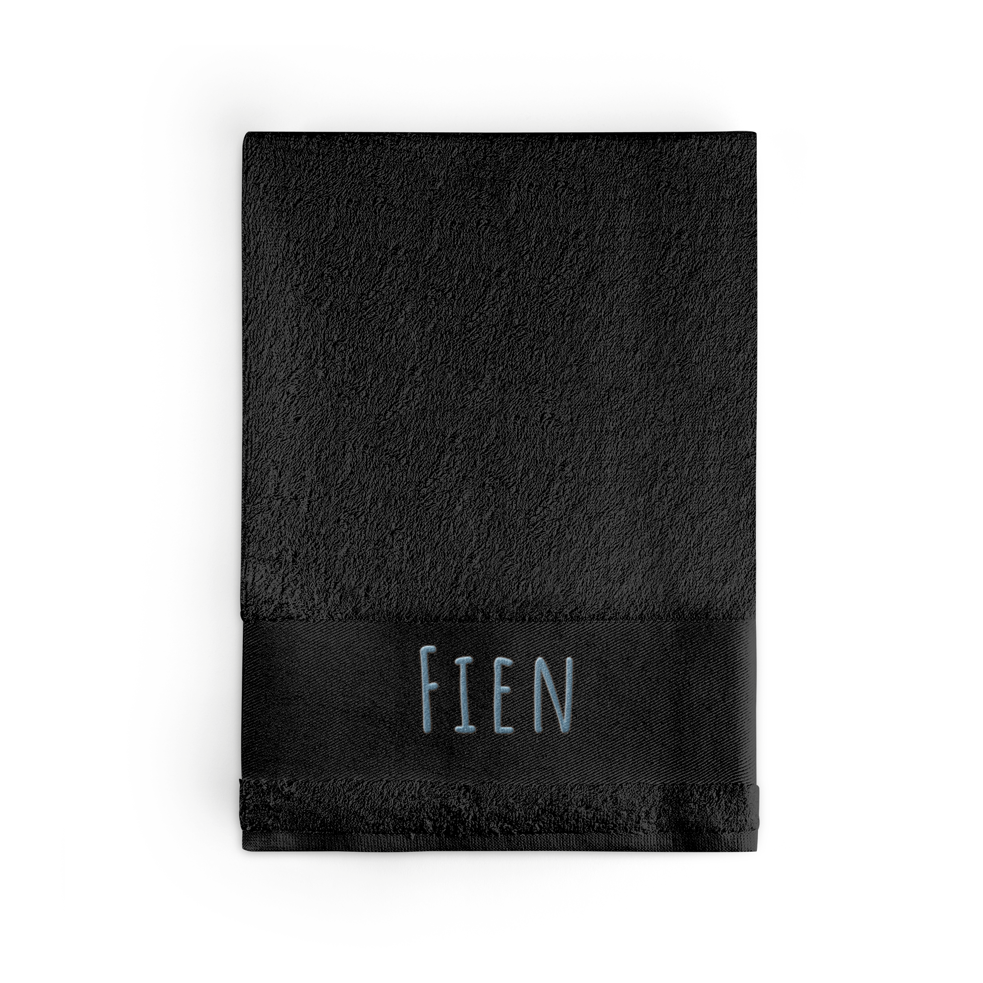 Zwarte handdoek met de naam 'FIEN' in lichtblauw borduursel. Personaliseer de handdoek met een naam geborduurd.