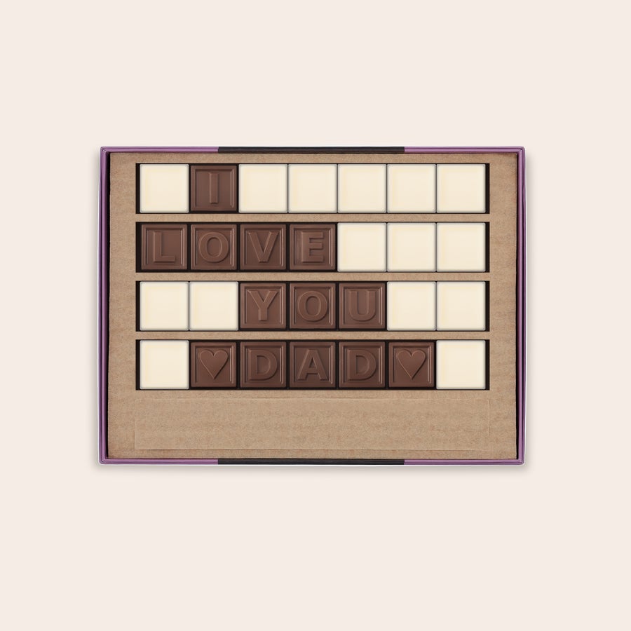 Telegramma di Cioccolato Telegramma di cioccolato personalizzato con lettere al latte e spazi bianchi a formare "I LOVE YOU DAD" e cuori