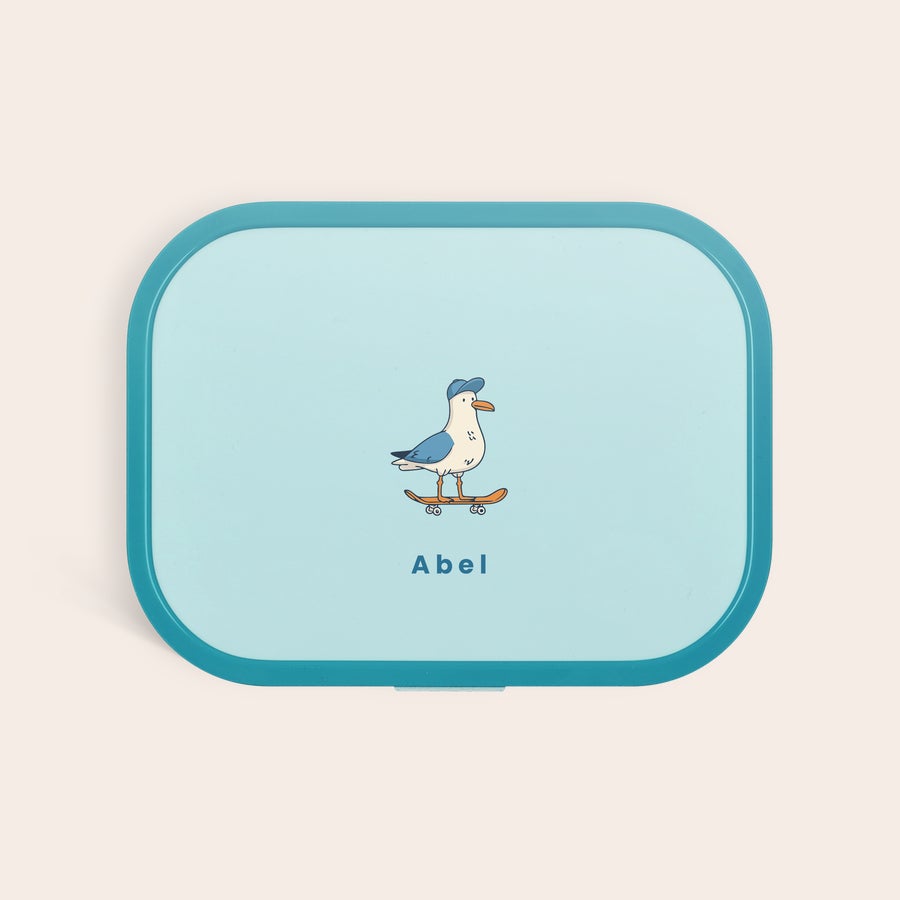 Mepal matboks - personlig Personlig Mepal matboks med en trykt måke på skateboard og navn Abel for å gjøre lunsjen spesiell.