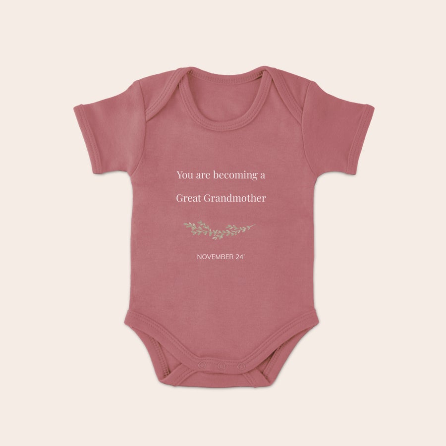 Body de bebé Body de bebé color rosa personalizado con el texto impreso "You are becoming a Great Grandmother" y la fecha "November 24".