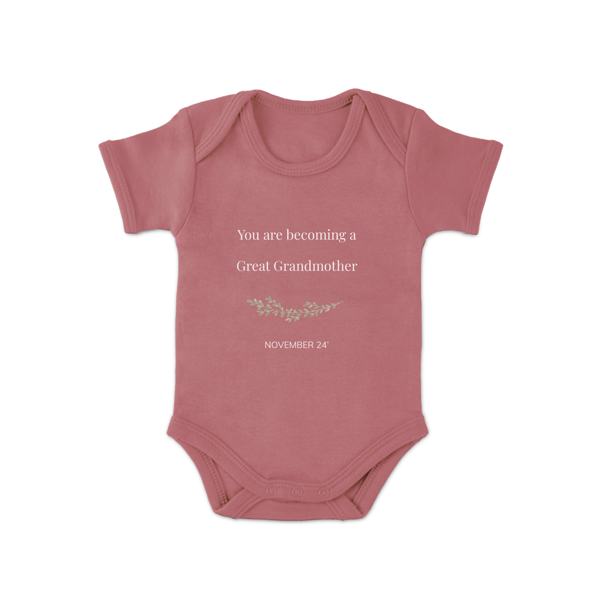 Body rosa personalizado para recém papás com texto "You are becoming a Great Grandmother November 24" e ilustração de folhas
