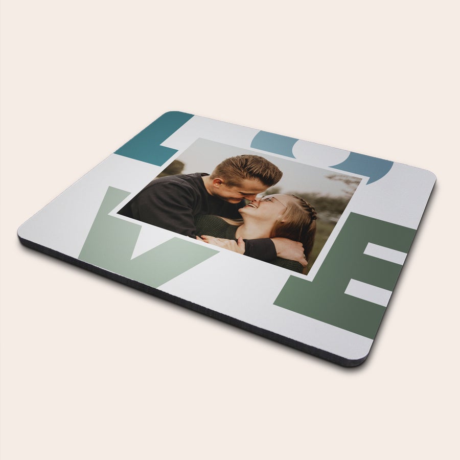 Musematte med bilde Personlig musematte med bilde, trykket med et forelsket par og store "LOVE"-bokstaver.
