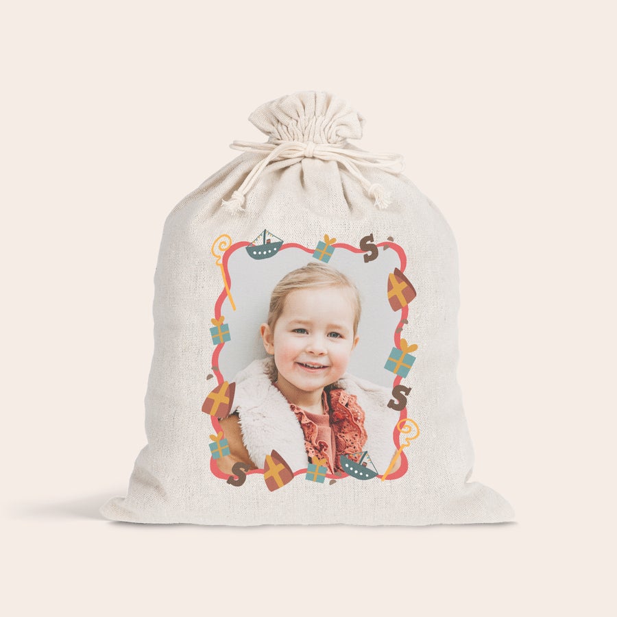 Pepernoten zakje bedrukken Gepersonaliseerd Sinterklaas katoenen zakje, bedrukt met een foto van een lachend kind, omringd door Sinterklaas elementen.