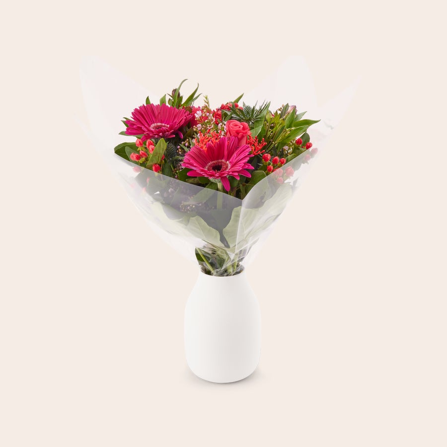 Blumenstrauß Lila Wunderschöner lila Blumenstrauß mit Gerberas und roter Rose, in Geschenkfolie verpackt
