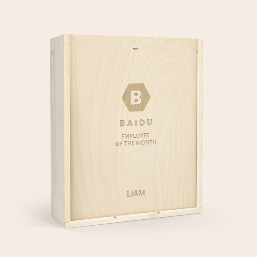 Set de regalo de vino Maison de la Surprise Caja de vino grabada en madera con logo de Baidu, "Employee of the Month" y nombre Liam.