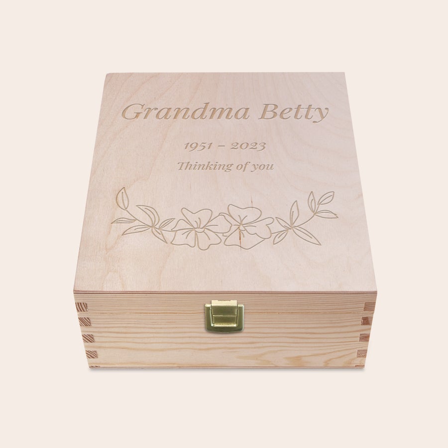 Personalizirana lesena škatla za spomin Lesena gravirana spominska škatla z imenom Grandma Betty, datumi 1951-2023 in rožnim motivom.