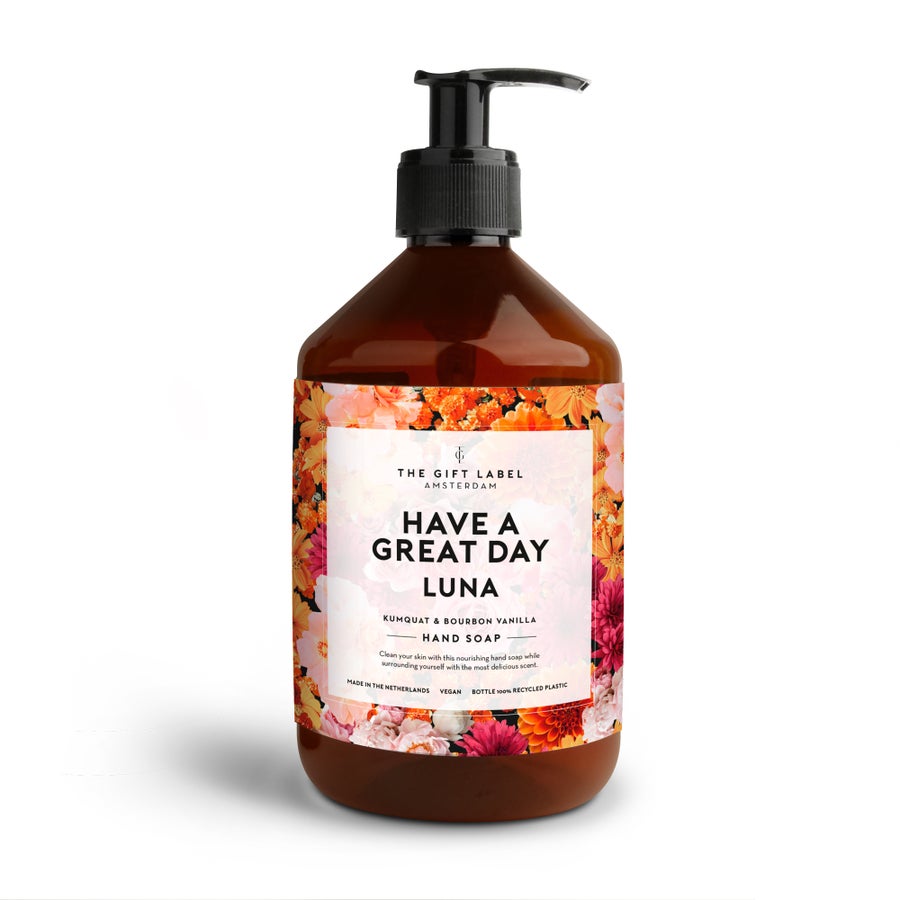 Személyre szabott The Gift Label kézszappan virágmintás címkével és Luna névvel, egyedi fényképpel vagy szöveggel nyomtatva.
