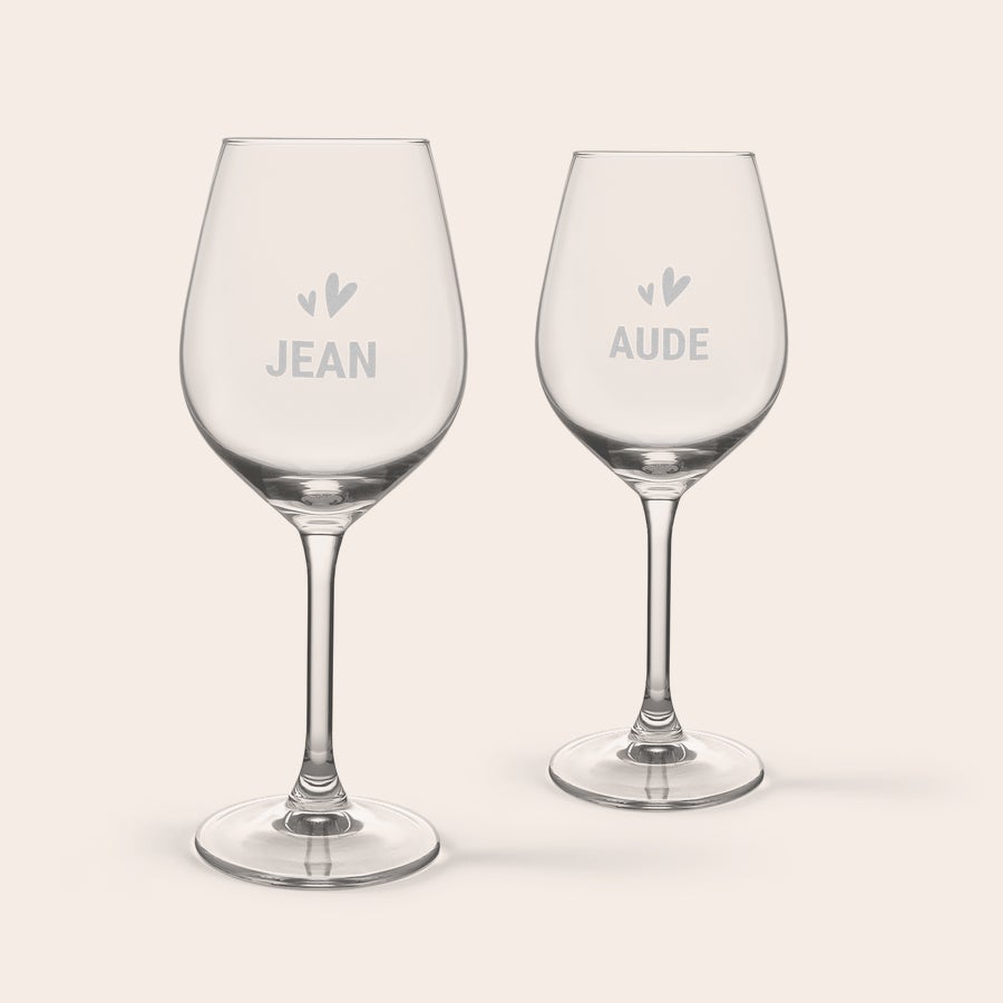 Coffret cadeau apero personnalisé avec vin et en-cas Deux verres à vin personnalisés avec prénoms gravés Jean et Aude, pour un coffret apéritif unique.
