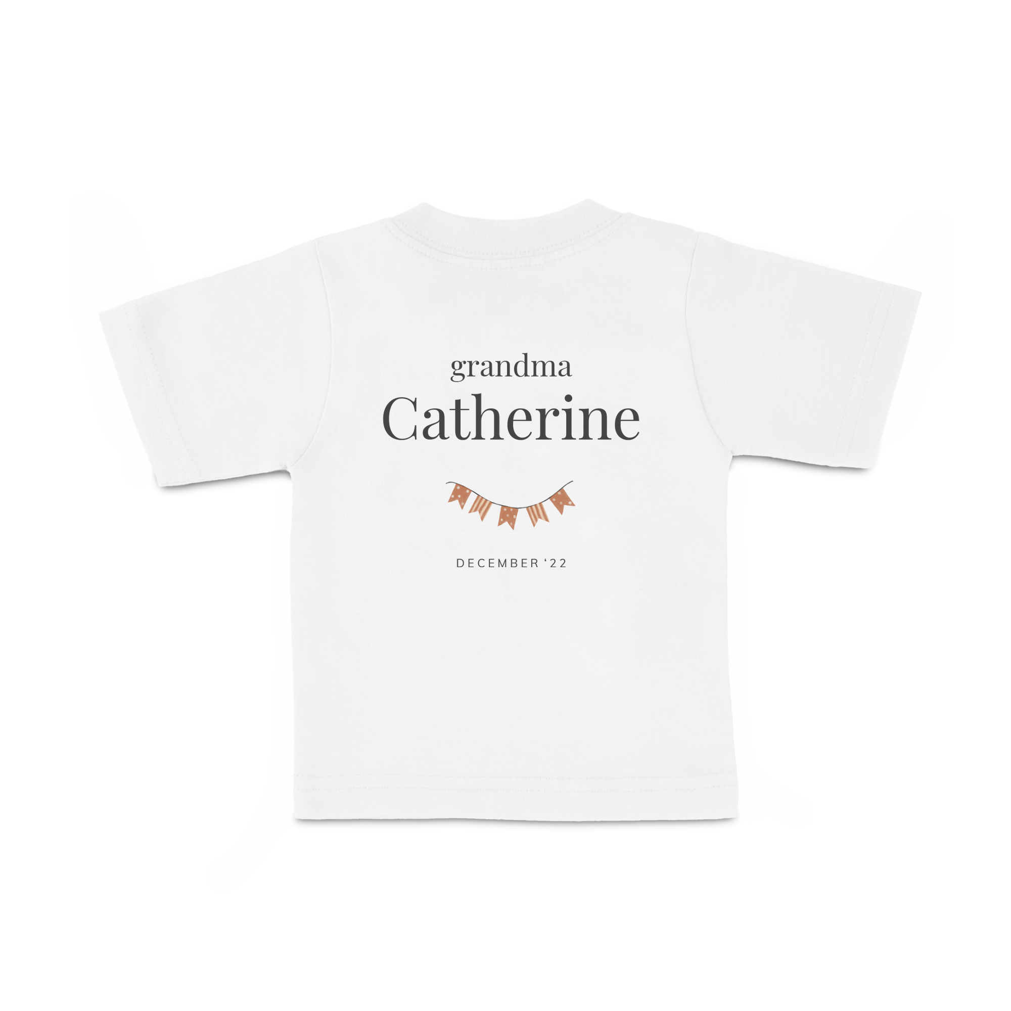 Hvid baby t-shirt med teksten grandma Catherine trykt i grå og guirlande med datoen December 22.