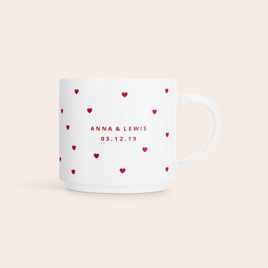Căni stivuibile cu fotografie Cana foto stivuitoare albă, personalizată cu nume și dată între inimioare roșii, imprimată.