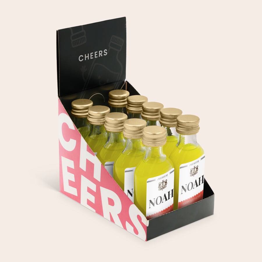 Mini garrafas de álcool personalizadas Crie uma coleção exclusiva de Mini Limoncello com garrafas personalizadas, cada uma com o nome Noah e Feliz Aniversário impresso em destaque.