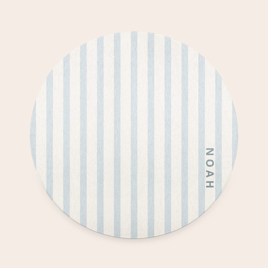 Gepersonaliseerd vloerkleed - ø 152 cm Rond gepersonaliseerd vloerkleed met blauw-witte strepen en de naam NOAH, gedrukt met eigen tekst. Maak van hun favoriete herinnering een mooie decoratie.