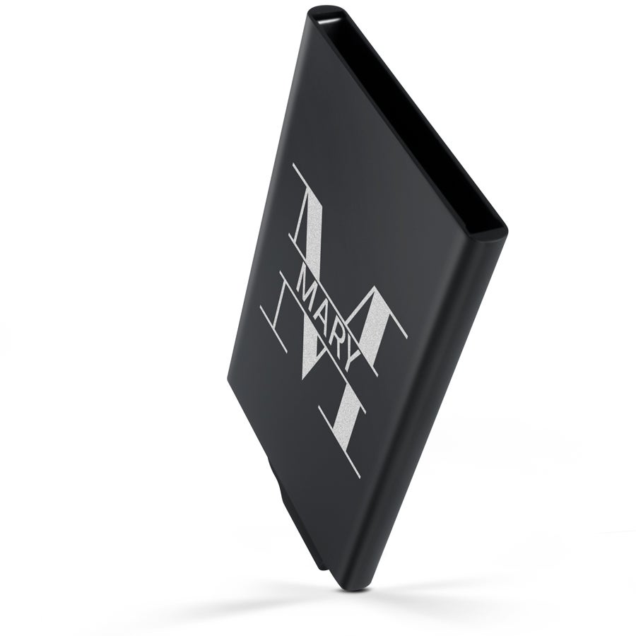 Black metal slide wallet engraved with the name Mary and a stylized M to store your cards conveniently