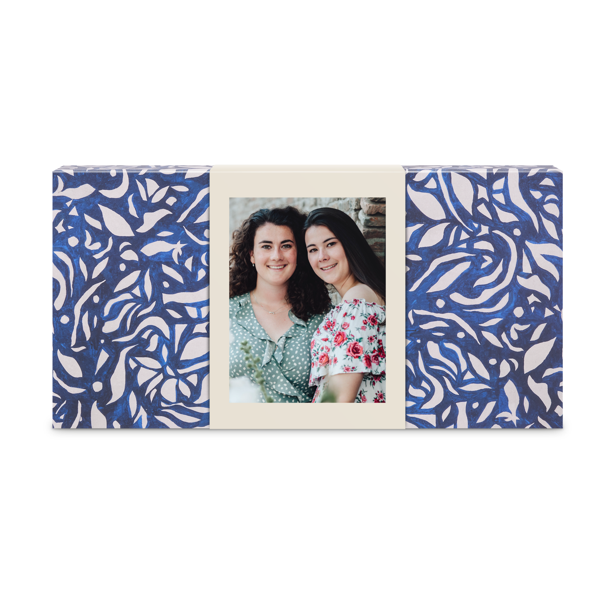 Luxe verzorgingspakket met persoonlijke sleeve bedrukt met een foto van twee lachende vrouwen.