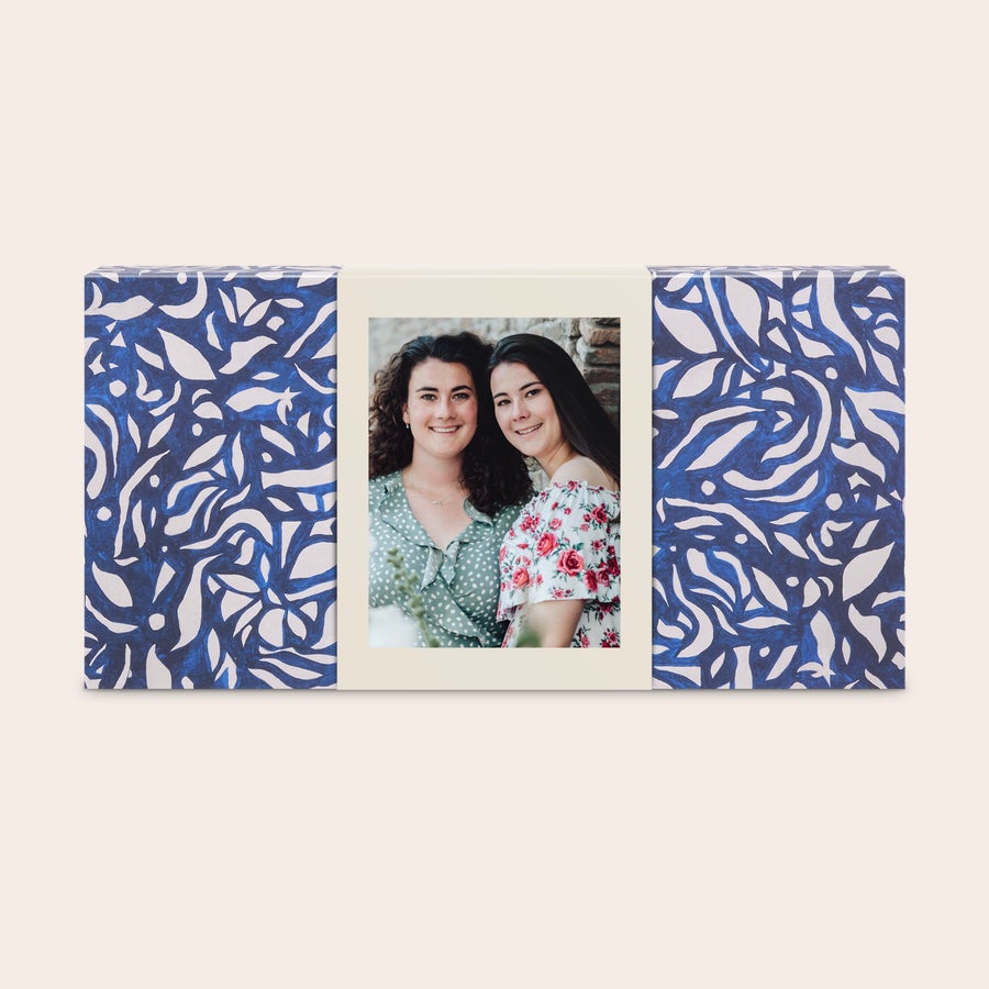 The Gift Label verwenpakket Luxe verzorgingspakket met persoonlijke sleeve bedrukt met een foto van twee lachende vrouwen.