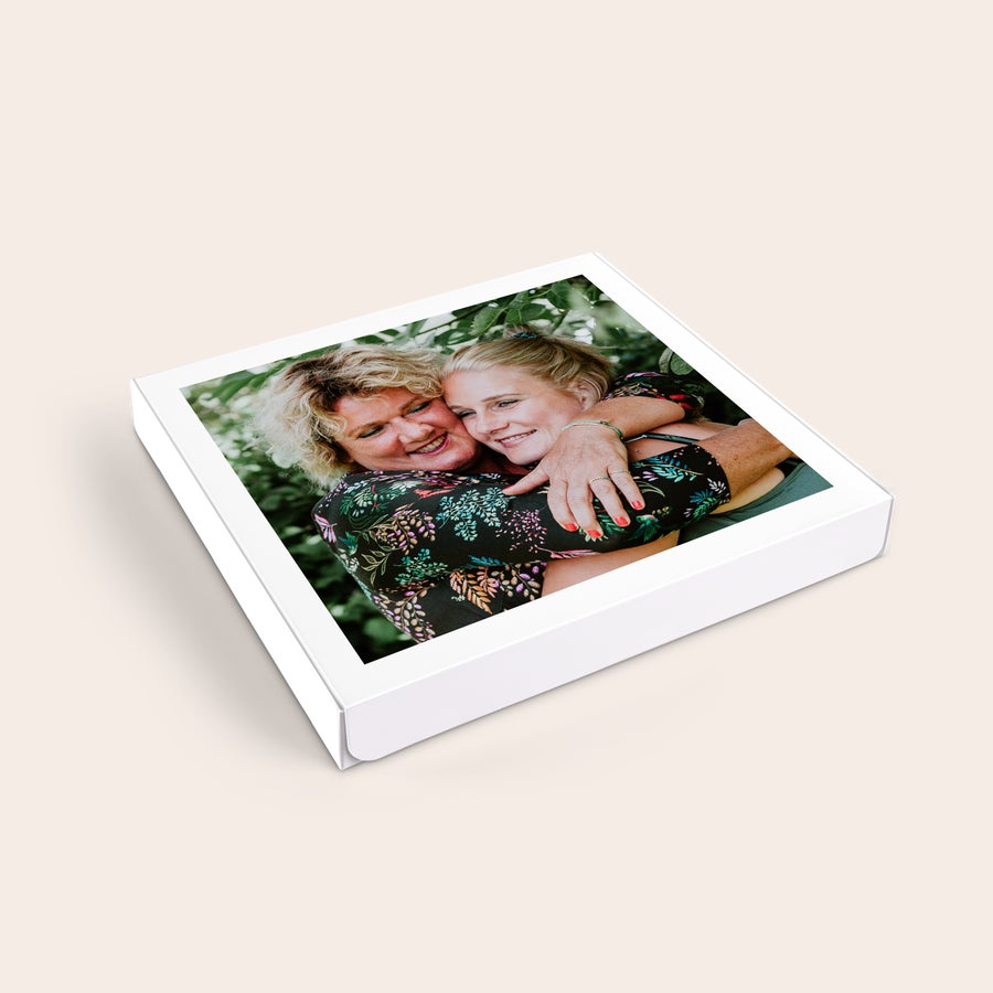 Prilagojeno darilo za peko Personalizirana darilna škatla za brownije s tiskano fotografijo dveh žensk, ki se objemata.