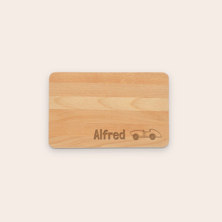 Skärbräda trä gravyr En inristad träbrödskiva med namnet Alfred och en bil är den bästa presenten.