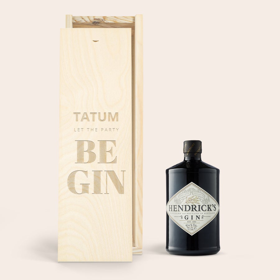 Gin Hendrick's - Caixa personalizada Garrafa de Gin Hendrick's e caixa de madeira personalizada com nome Tatum gravado.