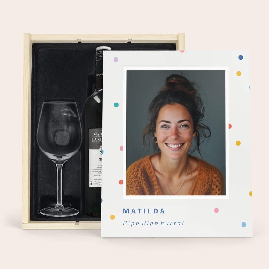 Vin egen etikett Maison de la Surprise Merlot Lyxig vin gåva uppsättning med en flaska vin, vinglas och tryckt lock. Locket har ett personligt foto av en kvinna och texten Matilda Hipp Hipp hurra.