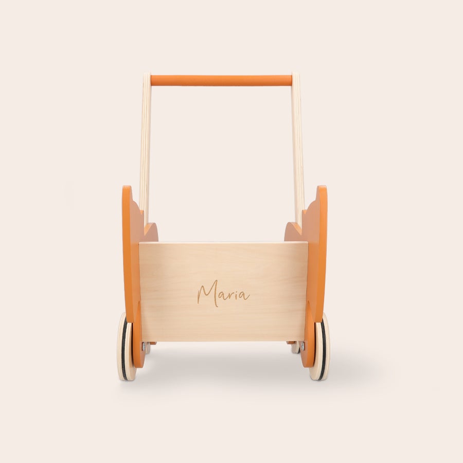 Andador de madera personalizado Trixie Andador de madera personalizado con el nombre María grabado para los más pequeños.
