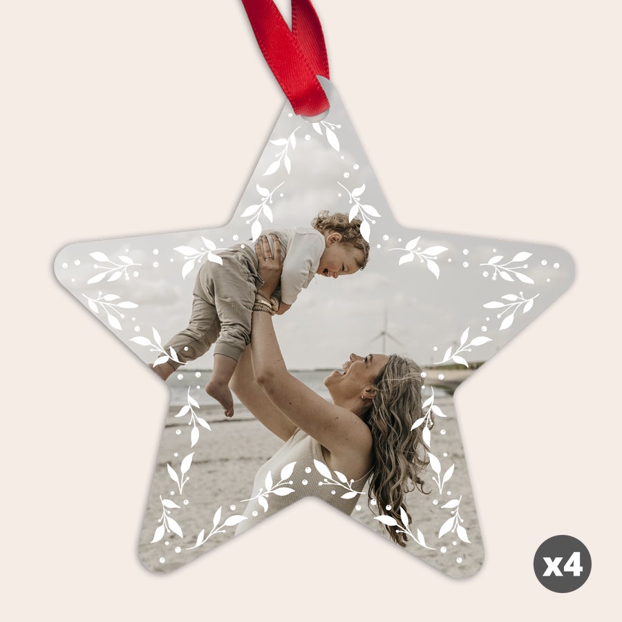 Weihnachtsschmuck Weihnachtsornament aus Aluminium in Sternform, mit Foto einer Mutter mit Baby bedruckt. Dieses personalisierbare Ornament hat einen dekorativen weißen Blätterrahmen.