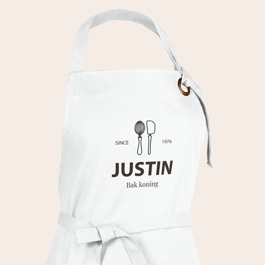 Schort met foto Wit persoonlijk schort met ontwerp, inclusief naam Justin, tekst 'Bak koning' en opdruk van keukengerei.