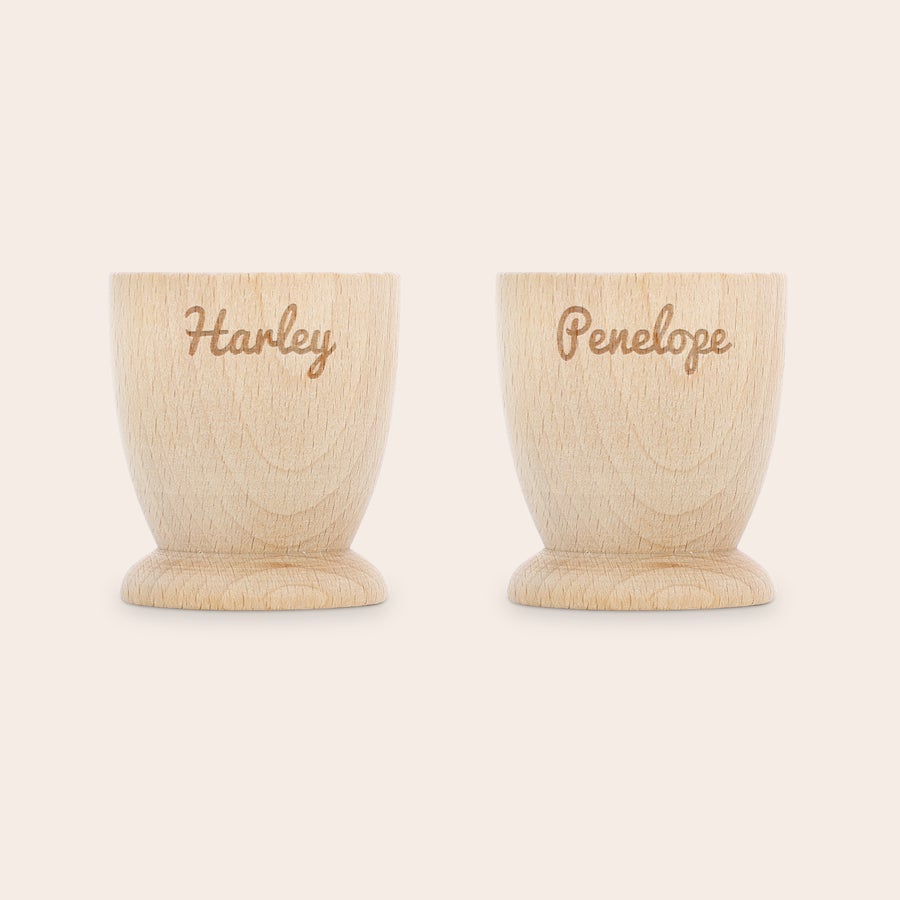 Copo para ovos personalizado Dois copos de ovos personalizados de madeira de faia gravados com os nomes Harley e Penelope. Torne o café da manhã memorável.