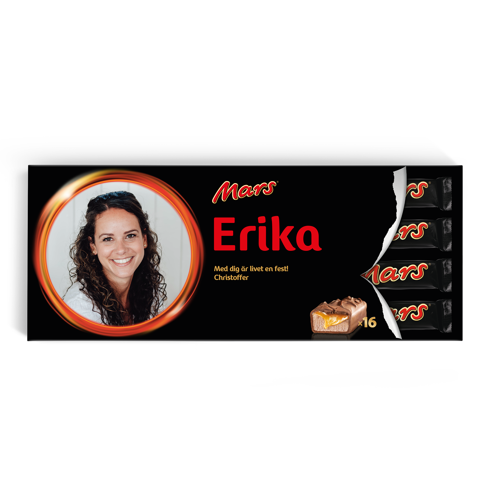 Denna personliga XXL Mars chokladkaka med en bild av en kvinna och namnet Erika, samt texten "Med dig är livet en fest! Christoffer", är en verkligt stor överraskning.
