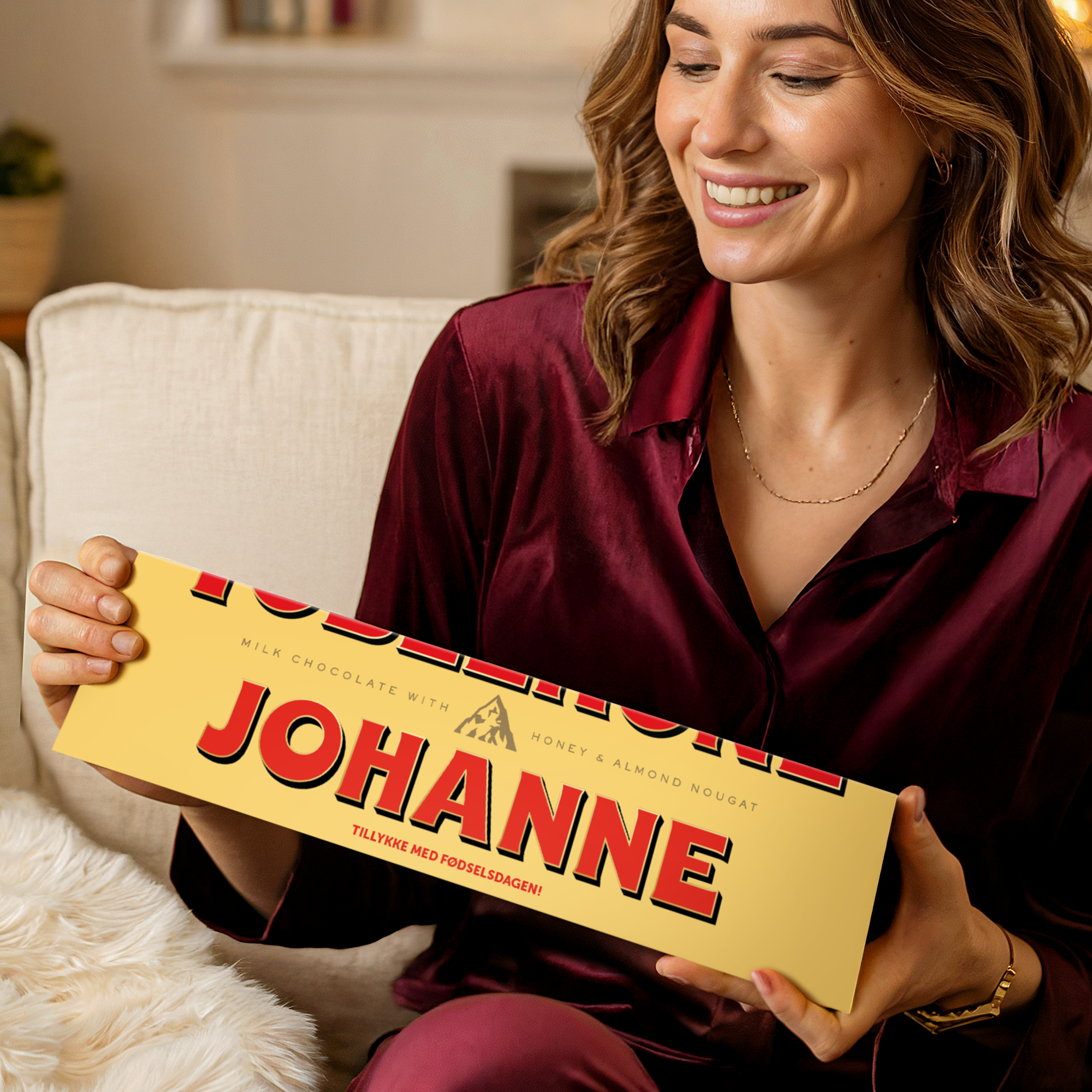 Personlig Toblerone-bar - 1800 gram med navn og fødselsdagshilsen trykt på indpakningen.