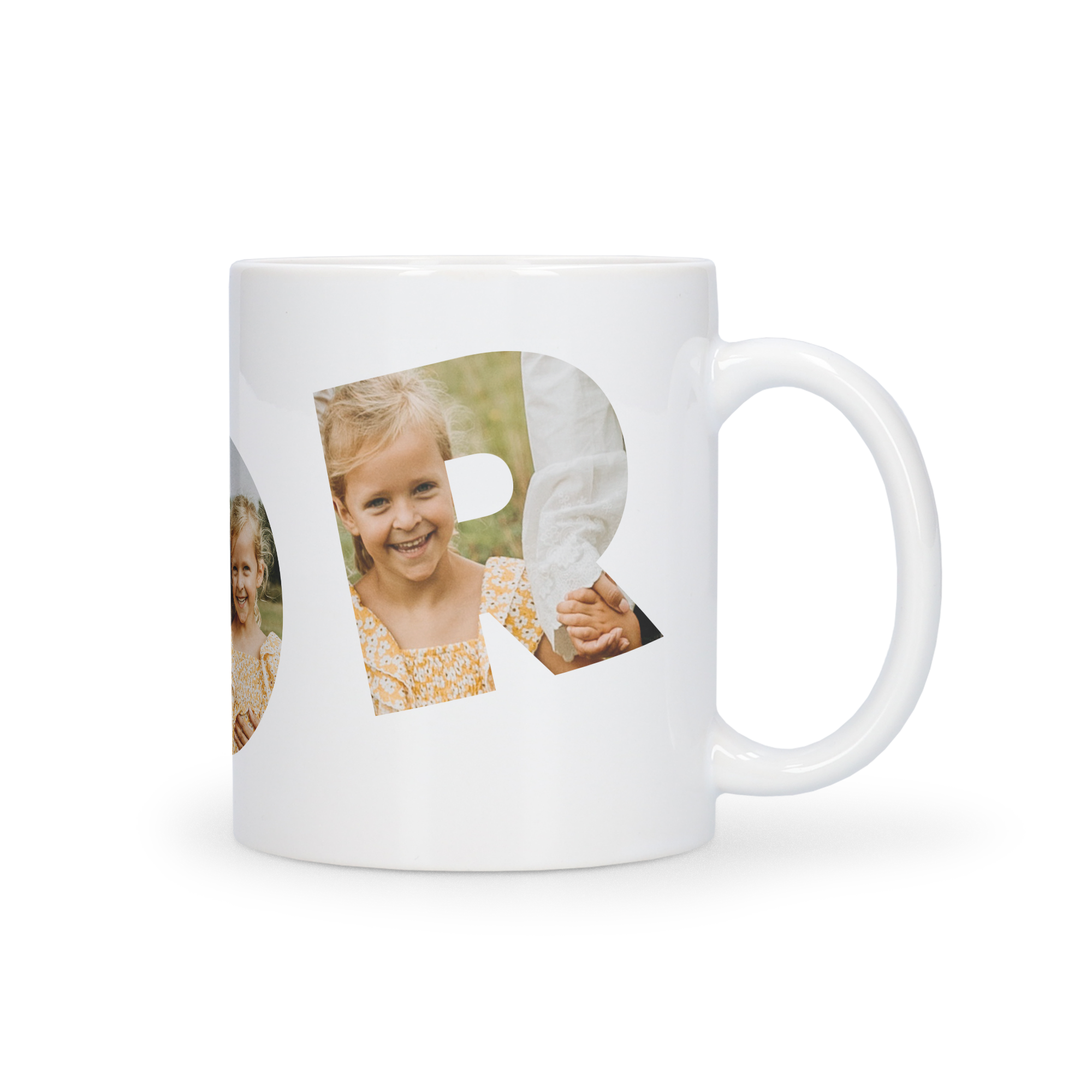 Hvid mors dag krus med billede, trykt med et billede af et smilende barn og en voksen hånd som holder hånden.